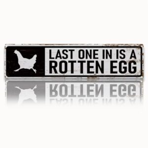 Rustic Farmhouse Style Chicken Coop Sign, Metal Outdoor Chicken House Signs, Last one in is a Rotten Egg, Retro Metal Tin Sign, Farmhouse Decor, Backyard Hen House Gift 15.8x4 Inch